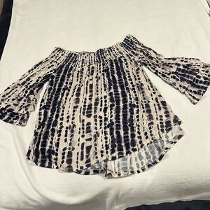 Off the shoulder navy/ creme top